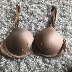 Victoria’s Secret Fabulous bra 32C
